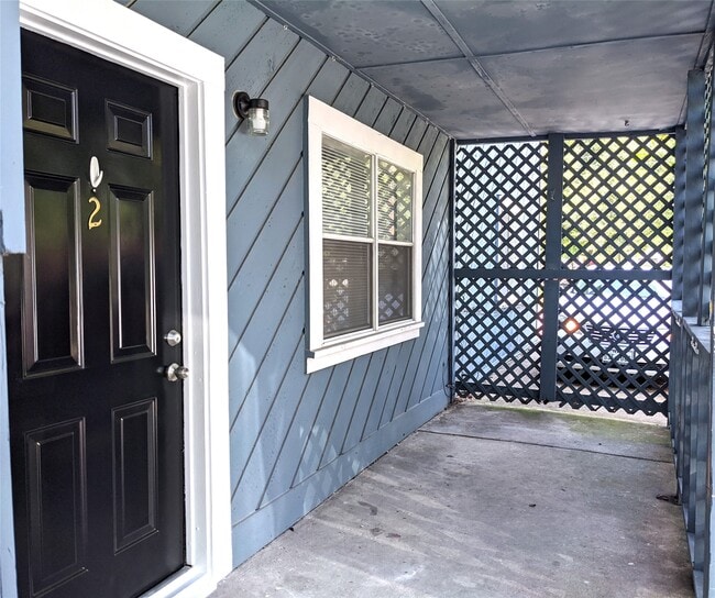 Building Photo - 704 E 22nd St Unit 2