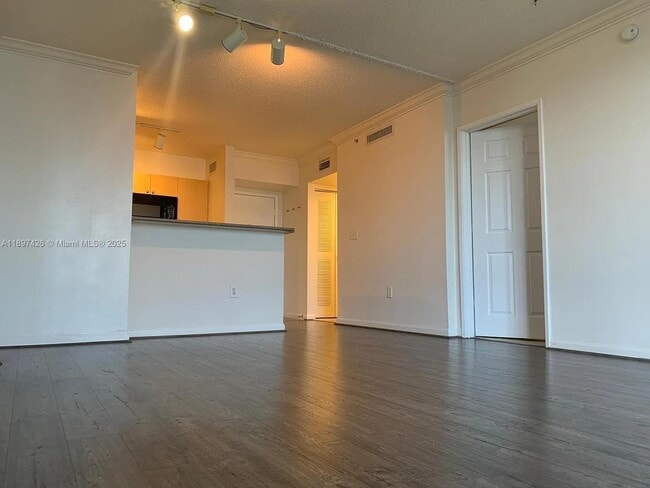 Photo - 1919 Van Buren St Unidad 719A