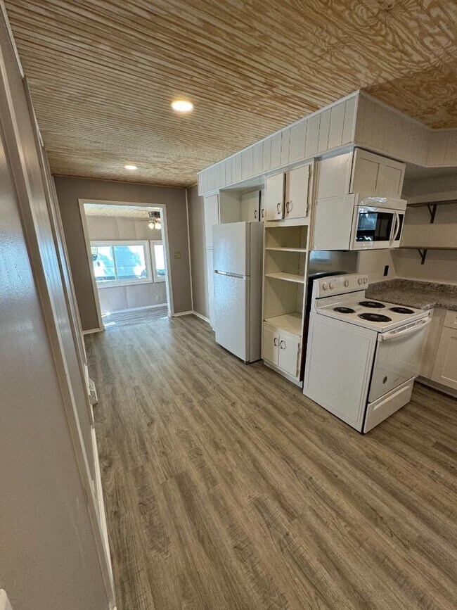 Photo - 622 E Locust St Apartment