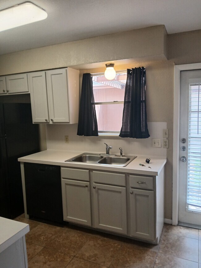 Photo - 5101 Middlecoff Cir Unit 2