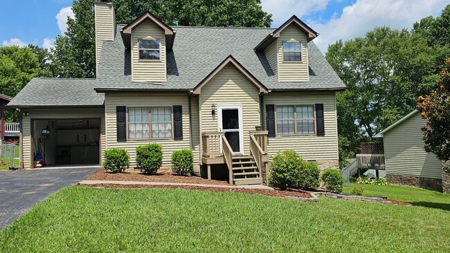 Building Photo - 3 Bedroom 2 Bathroom House in Gray Area