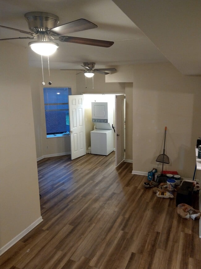 Spacious living area with washer dryer - 4425 Enright Ave Unit 2F