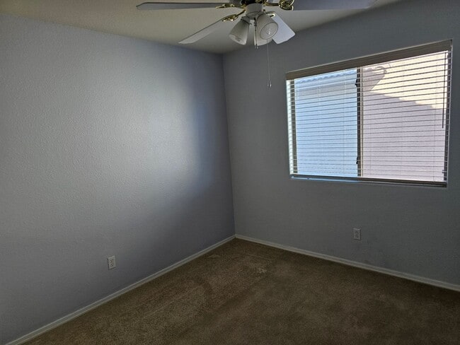 Building Photo - Spacious 5 bd room 2.5 bathroom home