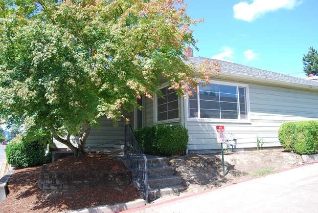 Building Photo - 3 Bedroom Home in Newberg