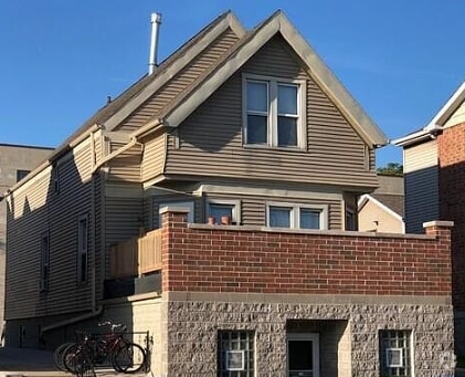 Building Photo - 2016 W Clybourn St Unit Marquette Housing - Upper Rental