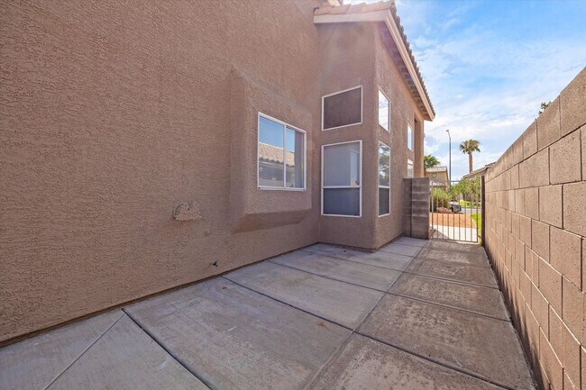 Photo - SE!!  Windmill and 215!! Newly remodeled!! All Tile Floors down stairs!! Low Maintenance Desert L...