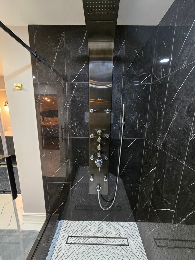 Shower - 2875 Whitby Dr