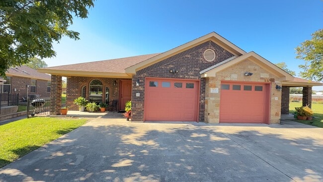 Building Photo - 902 Safari Dr Unit A