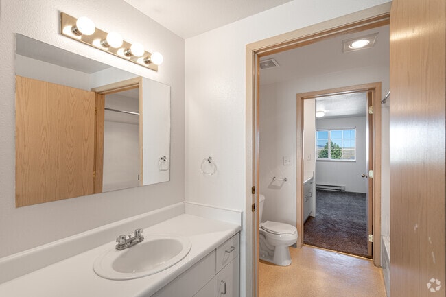 4BR, 2BA - 1,260SF - Cougar Crest Apartments