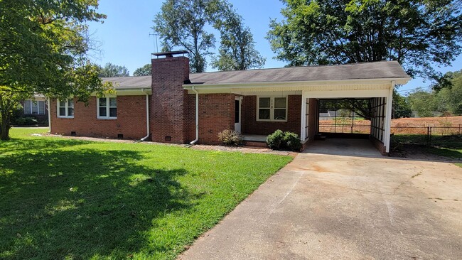 3 Bed, 1.5 Bath Home Available in Marietta - 3 Bed, 1.5 Bath Home Available in Marietta