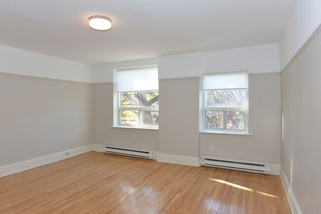 Photo - 110 Oriole Pkwy Unit 107