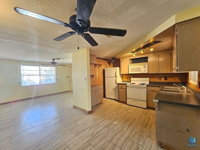Photo - 2 Bed 1 Bath HOUSE with 1 Car GARAGE and L...