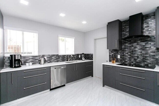 Photo - 800 Hollywood Blvd