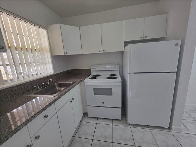 Photo - 8380 SW 65th Ave Unidad Q06