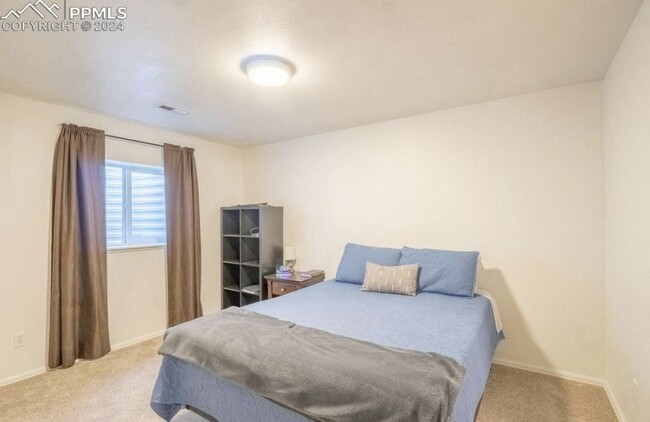 Building Photo - 2620 Weyburn Way Rental