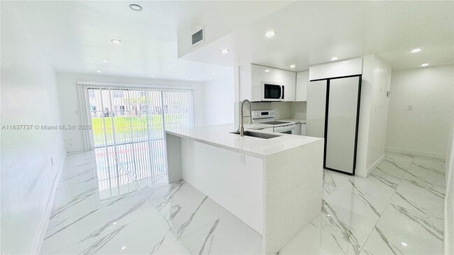 Building Photo - 9375 Fontainebleau Blvd Unit L111 Rental