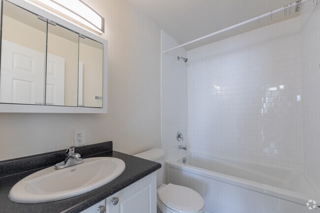 1BR, 1BA - 714SF - Bathroom