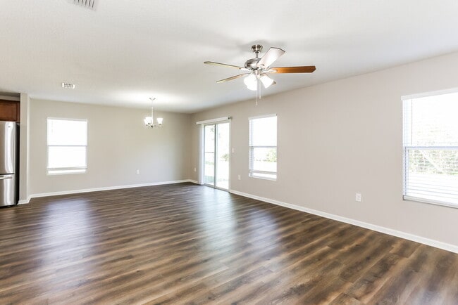 Photo - 8769 Oxfordshire Ave E