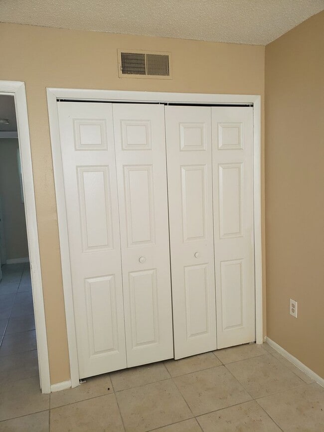 Building Photo - Nice and Spacious Condo 2Bed/1Bath