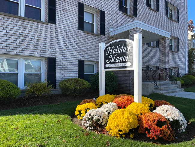 Building Photo - Holiday Manor Rental