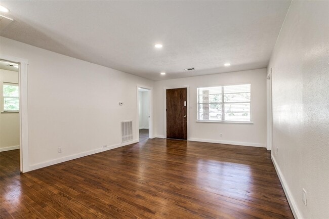 Photo - 235 Live Oak St