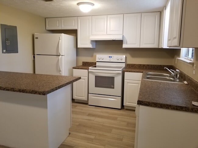 Photo - Charming 2Bed/1.5 Bath End-Unit Townhome Conveniently Located Near Schools, Shopping & Tyndall AFB!