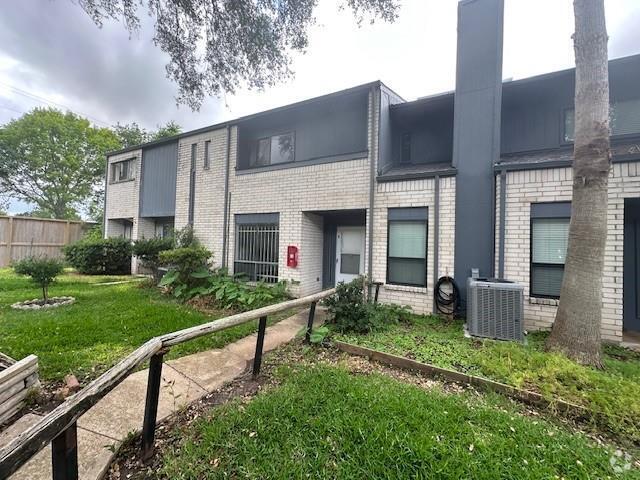 Building Photo - 9009 Imogene St Unit E Rental