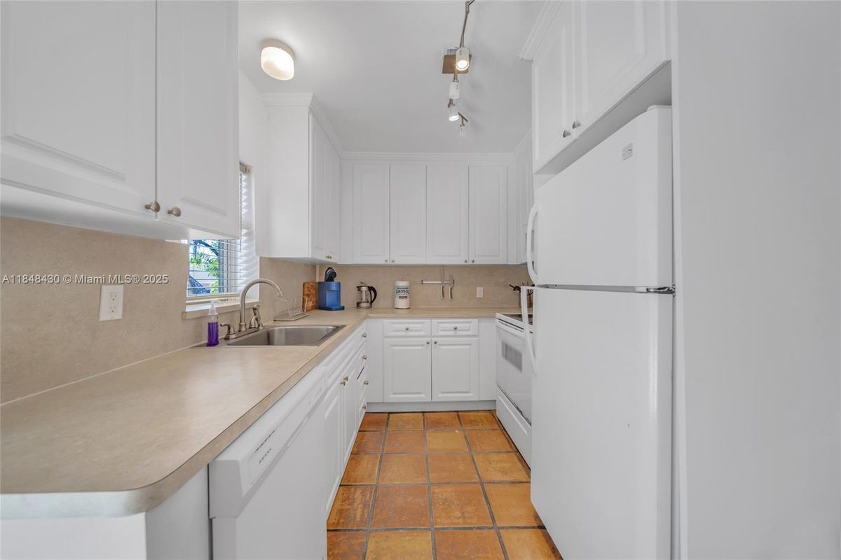 Photo - 312 NE 16th Ter E