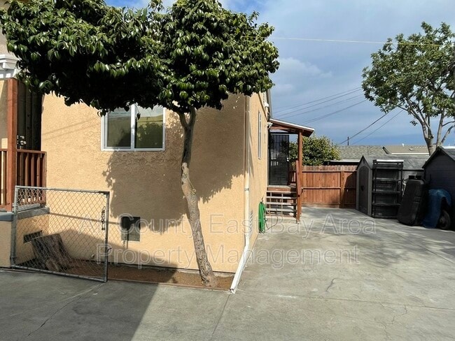 Building Photo - 5335 Bancroft Ave Rental