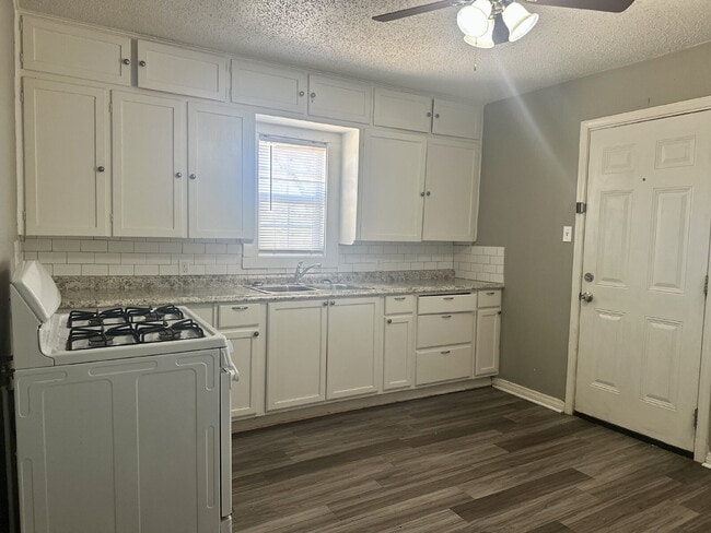 Photo - Cozy 2/1 with a carport!