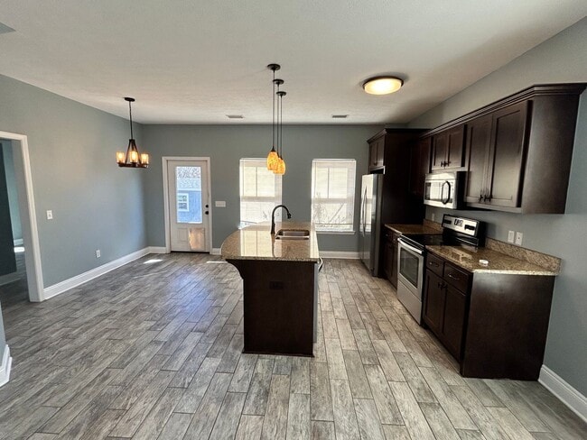 Photo - 664 Helen Ave