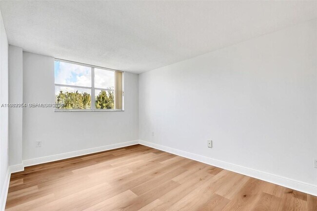 Photo - 16465 NE 22nd Ave Unit 507