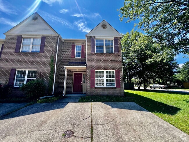 Building Photo - Newly remodeled 3 bed 2.5 bath townhome in...