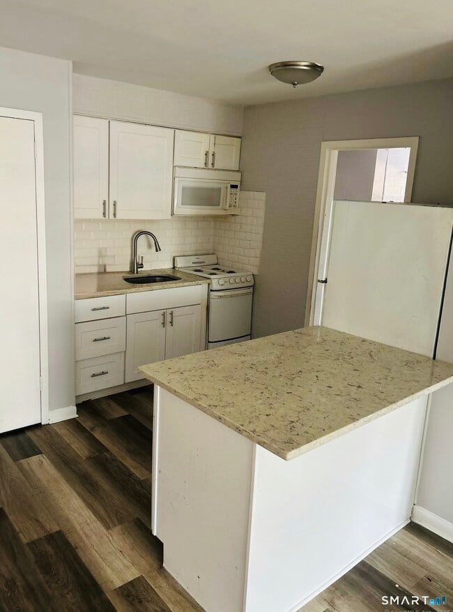 Building Photo - 80 Taft Ave Unit APT 5