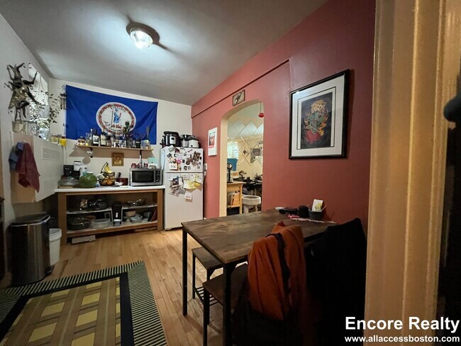 Photo - 1559 Beacon St