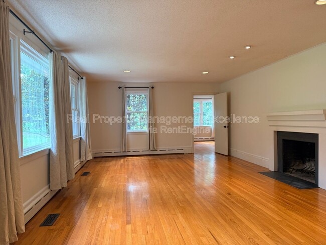 Photo - 620 Carr St