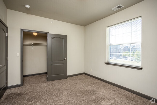 2BR, 2BA - 988 SF