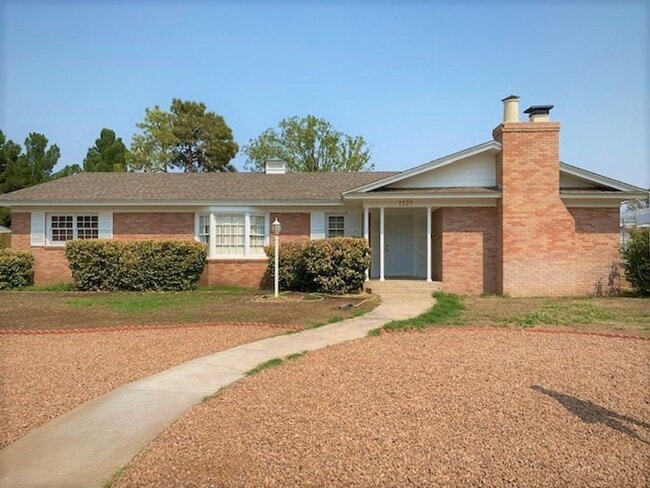 Building Photo - Large Three Bedroom Home