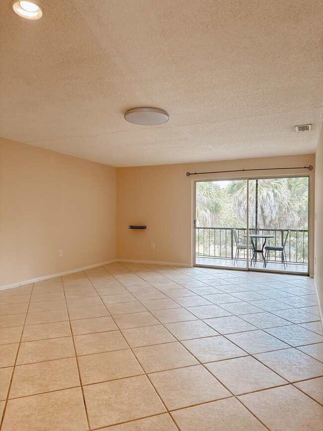 Building Photo - 872 SW 9th St Cir Unit 201