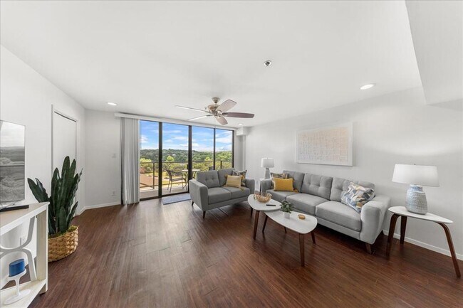 Photo - 40 N Interstate Hwy 35 Unidad 6B3