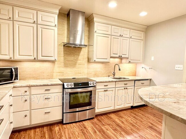 Photo - 3273 Sutton Pl NW