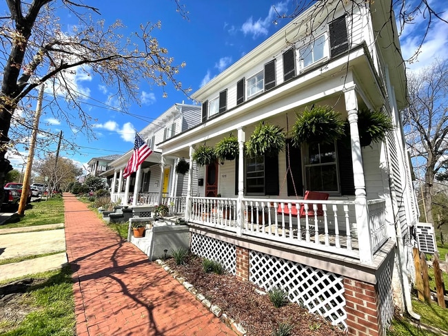 Photo - 105 Caroline St