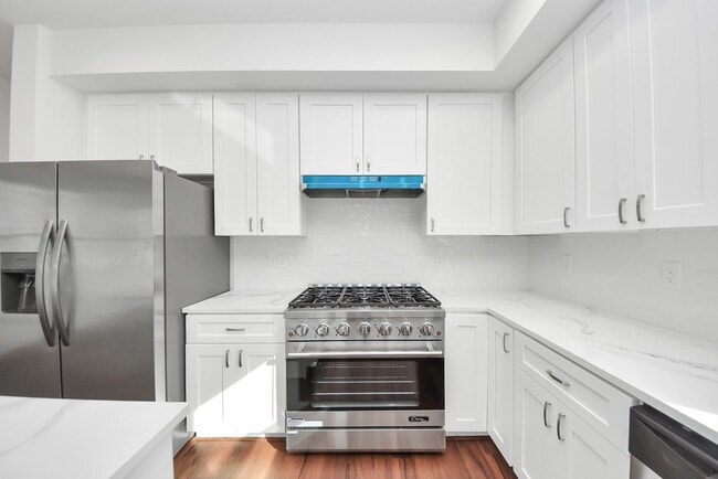 Building Photo - 611 E 39th St