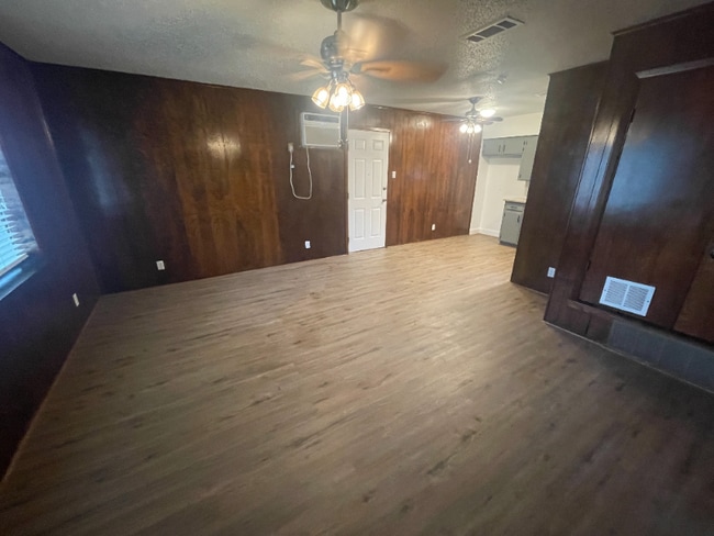 Photo - 1610 Dellis St