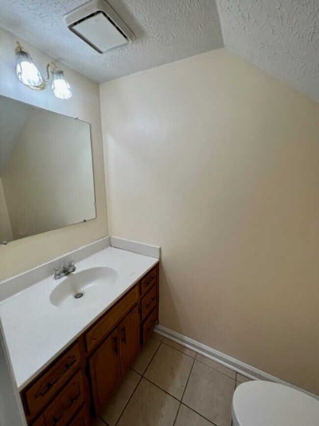 Photo - 2 Bed/1.5 Bath Towhome on Cul-De-Sac, *Backyard Privacy Fence*