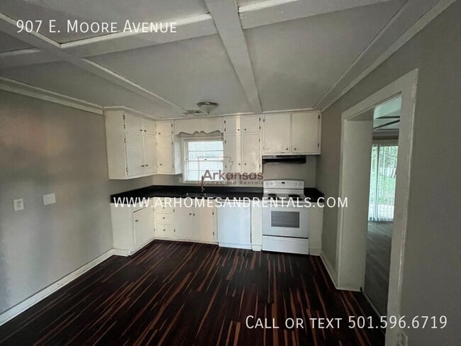 Photo - 907 E Moore Ave