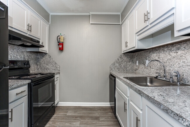 1HAB, 1BA - 903 ft² - Pembrook Apartments