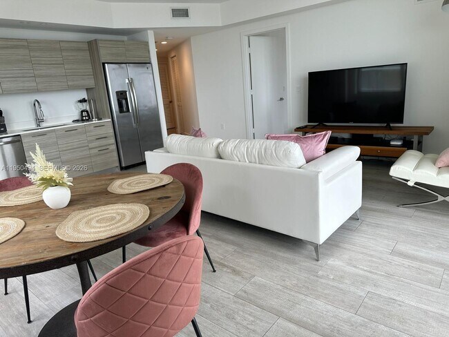 Photo - 121 NE 34th St Unidad 2309