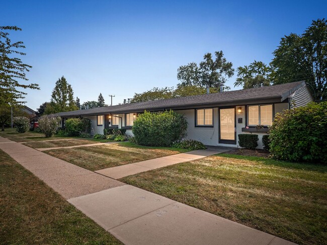 Building Photo - 11 Mile Flats Rental