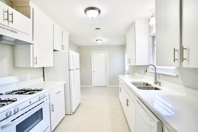 Photo - 8733 Robindell Dr